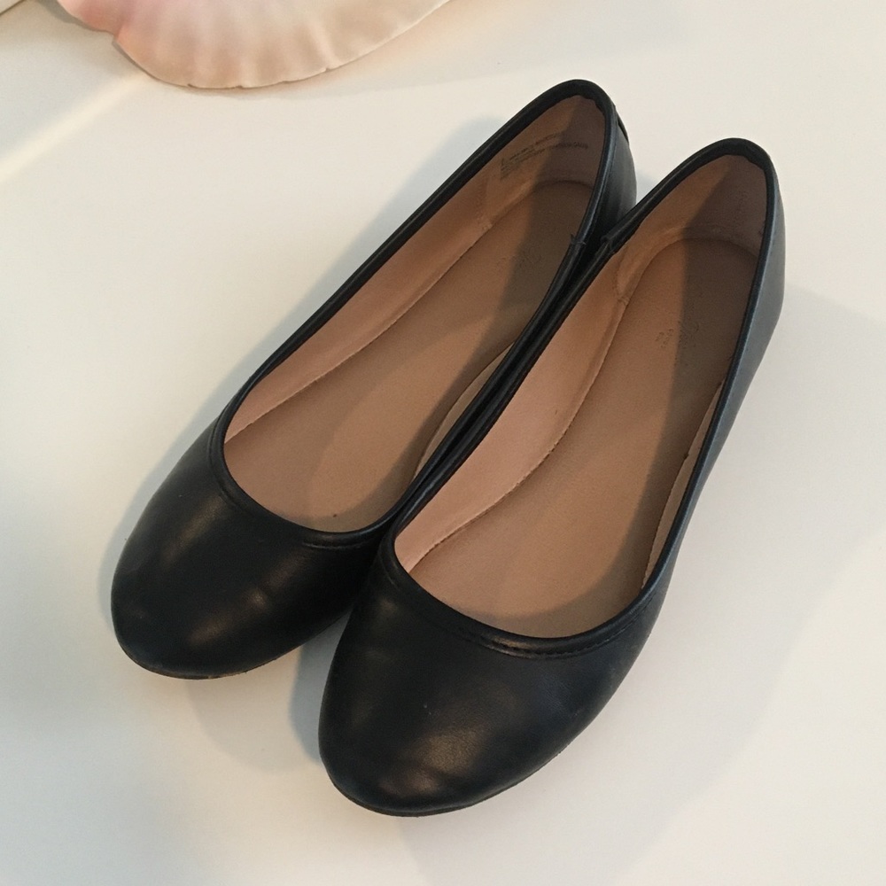 SOLD Black Universal Thread Flats